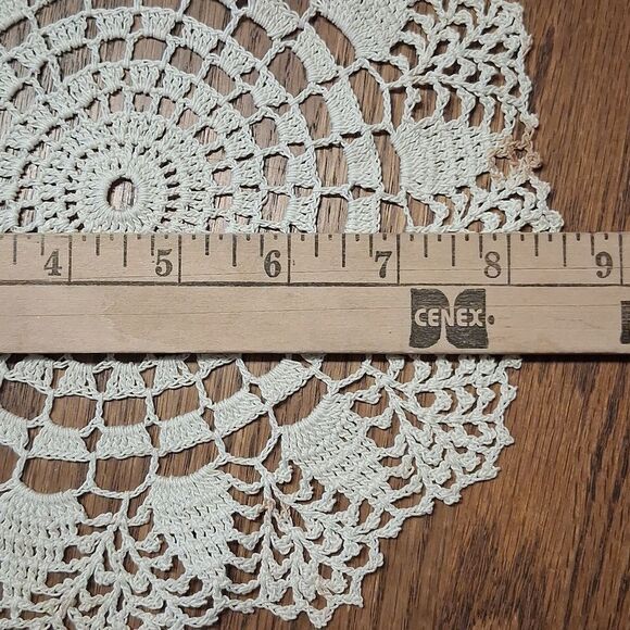 Set of 5 lovely vintage Crochet Doilies in Cream and Tan - Picture 10 of 14